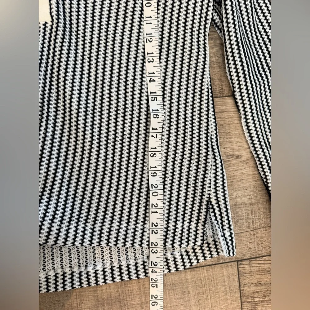 Nic+Zoe Zig Zag Split V Neck Knit Top Medium Black and White - Picture 7 of 9
